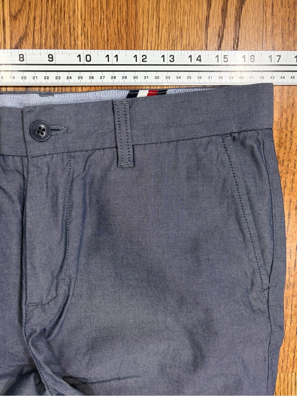 Tommy Hilfiger 9" Bluish Gray Flat Front 100% Cotton Chino Shorts (32) - Picture 6 of 9